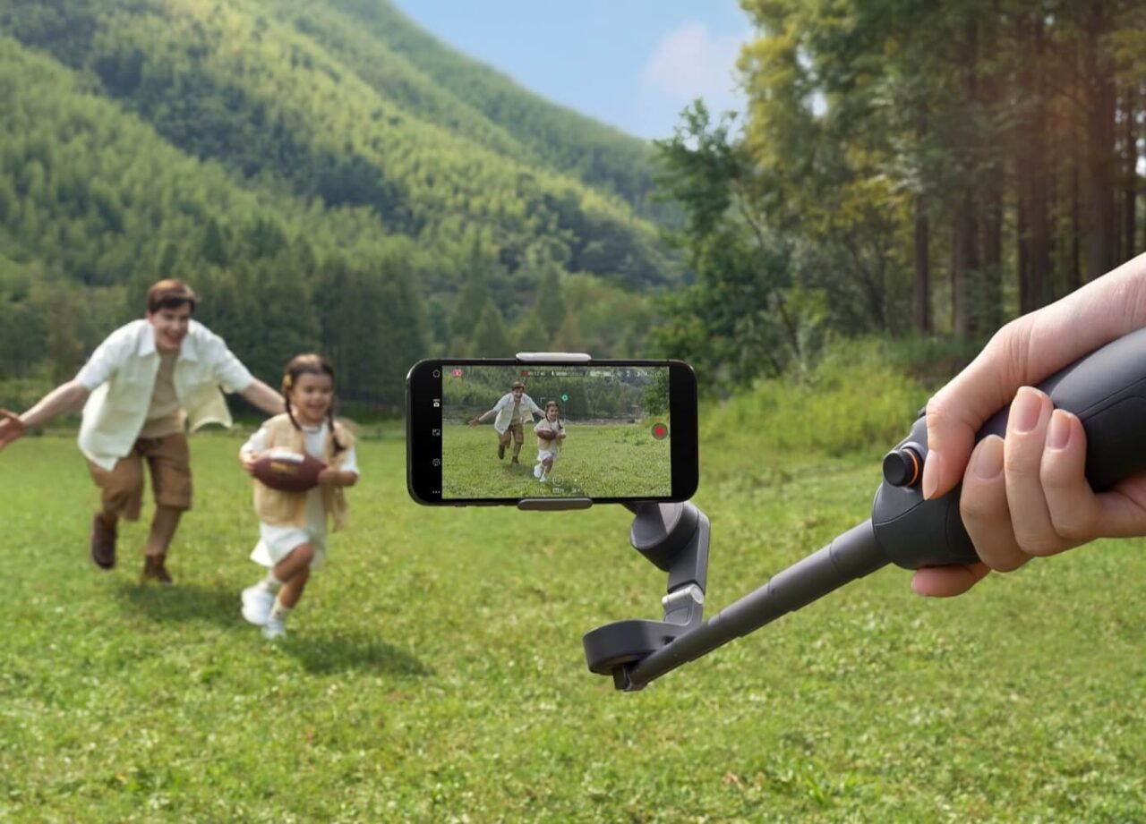 Gimbal DJI Osmo Mobile en uso grabando contenido para redes sociales