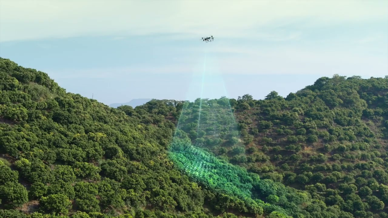 DJI Agras T50 pulverizando cultivos en campo abierto