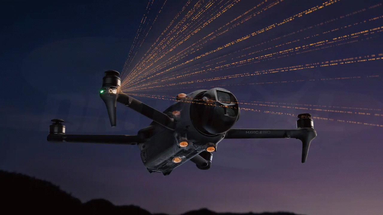 DJI Mavic 4 Pro en pleno vuelo sobre paisaje amplio