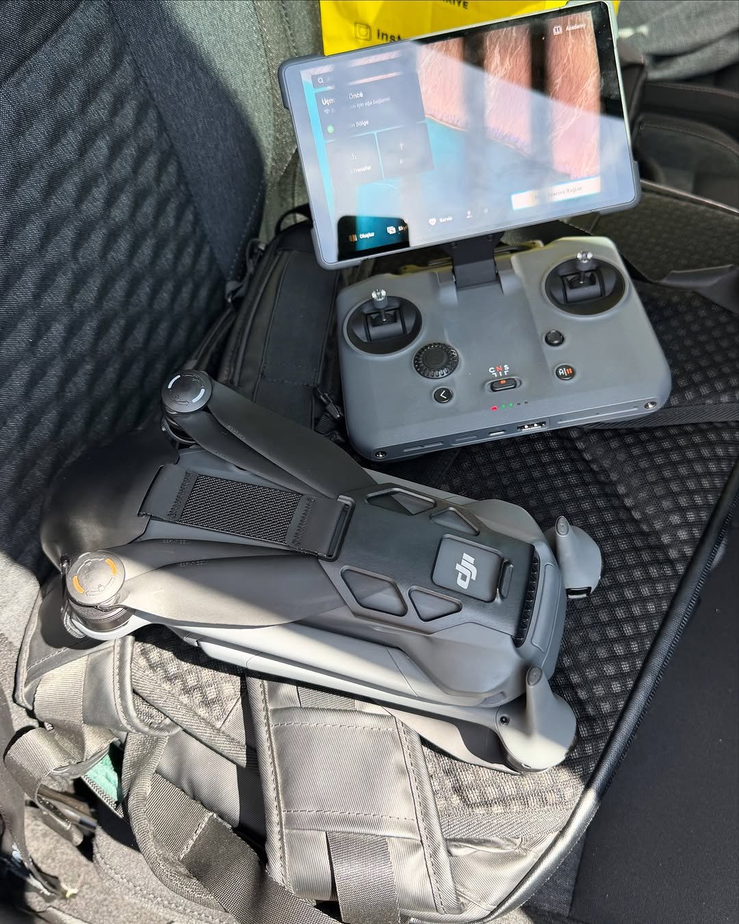 Control remoto recibiendo transmisión en vivo HDR del DJI Mavic 4 Pro