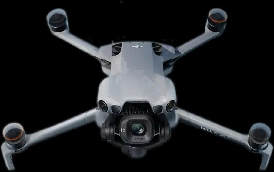 Render filtrado del dron DJI Mini 5 Pro en vuelo