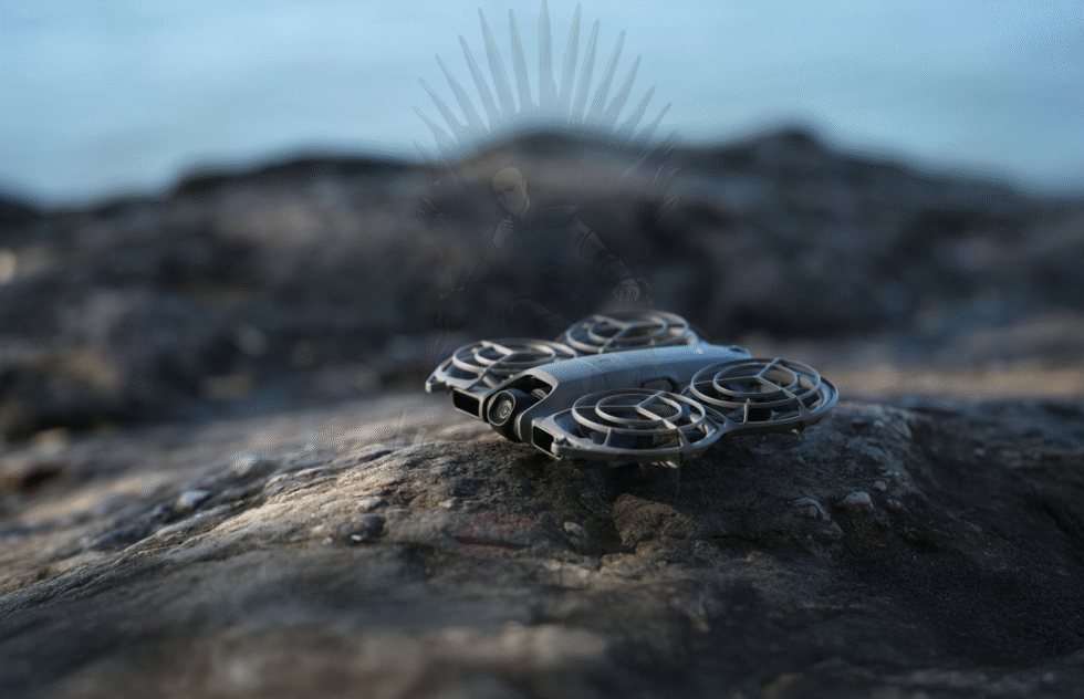 Vista del dron DJI Neo 2 en vuelo con fondo urbano