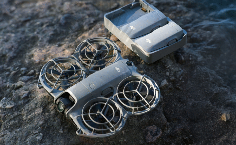 DJI Neo 2 en exhibición con sus accesorios