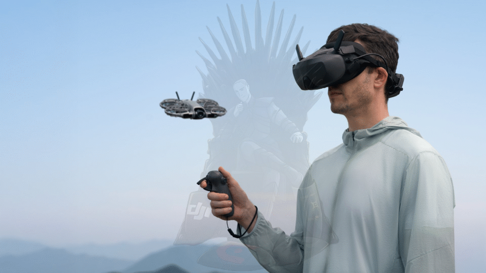 DJI Neo 2 sobrevolando paisaje costero