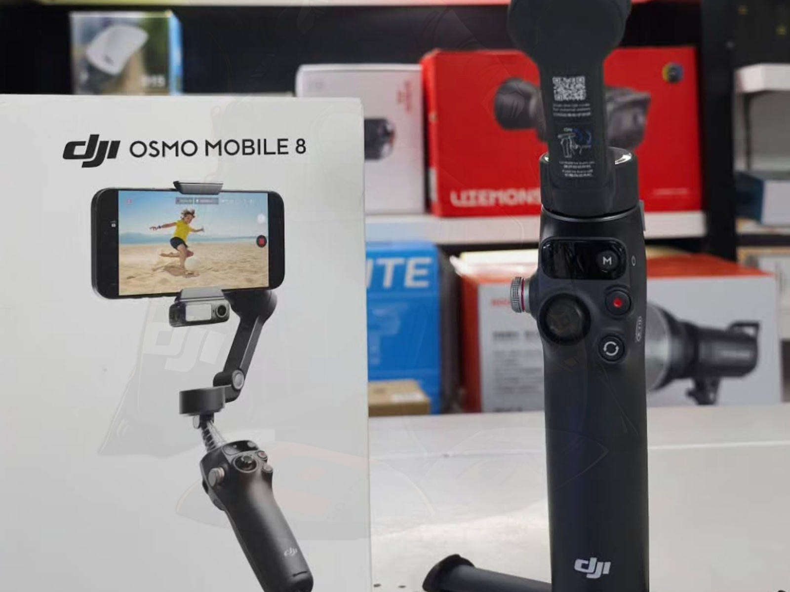 DJI Osmo Mobile 8 en uso grabando video móvil