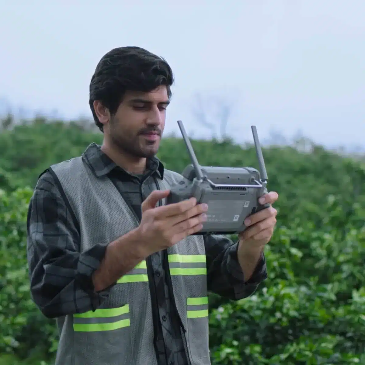 Operador usando control remoto agrícola